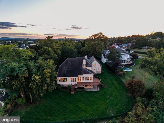 4 SENTRY POINT RD, Lemoyne, PA 17043