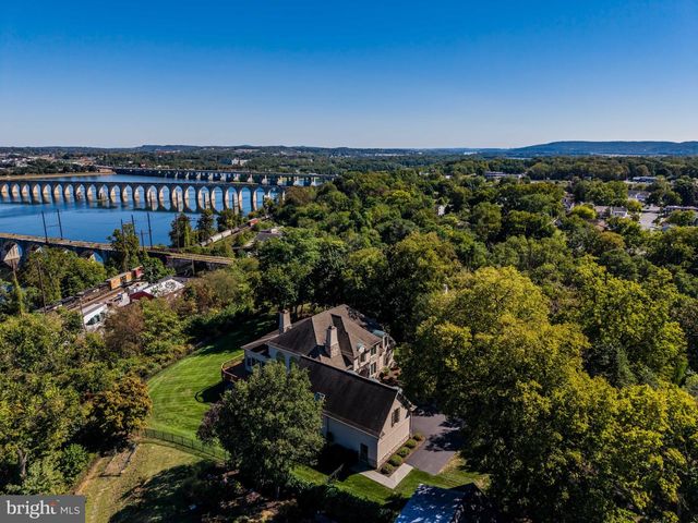 4 SENTRY POINT RD, Lemoyne, PA 17043