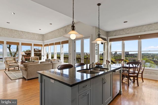 4 SENTRY POINT RD, Lemoyne, PA 17043