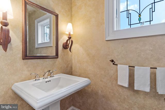4 SENTRY POINT RD, Lemoyne, PA 17043