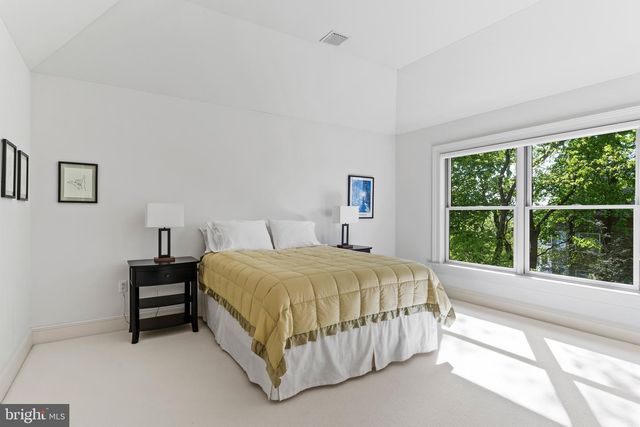 4 SENTRY POINT RD, Lemoyne, PA 17043