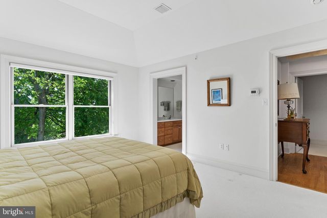 4 SENTRY POINT RD, Lemoyne, PA 17043