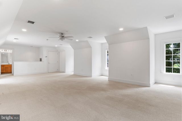 4 SENTRY POINT RD, Lemoyne, PA 17043