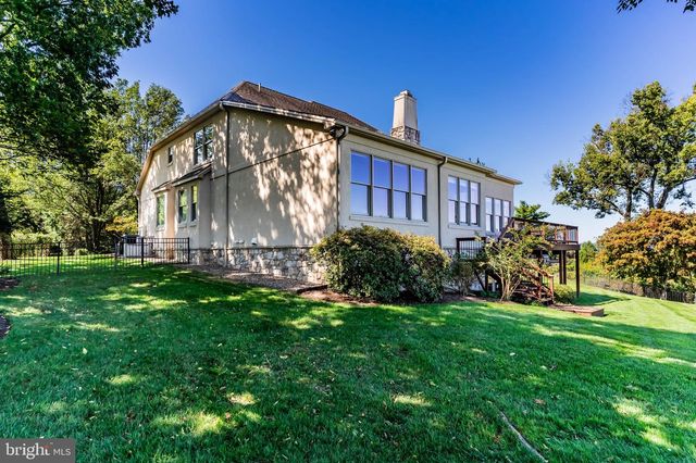 4 SENTRY POINT RD, Lemoyne, PA 17043