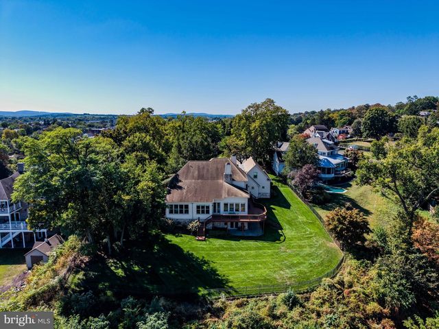 4 SENTRY POINT RD, Lemoyne, PA 17043