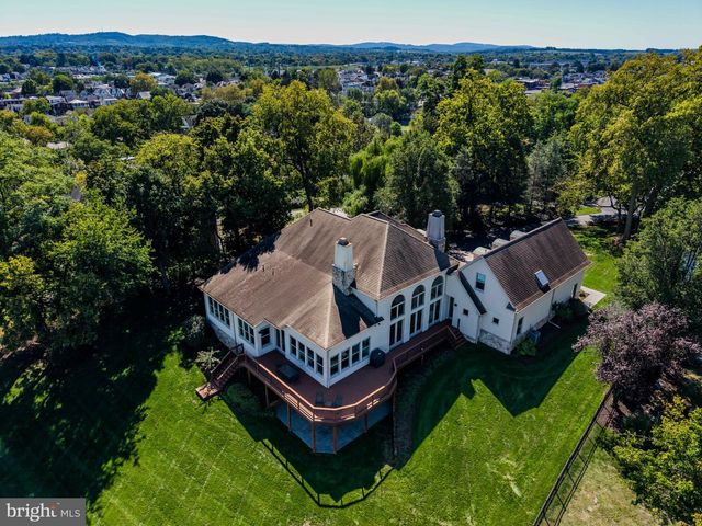 4 SENTRY POINT RD, Lemoyne, PA 17043