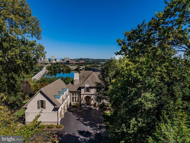 4 SENTRY POINT RD, Lemoyne, PA 17043