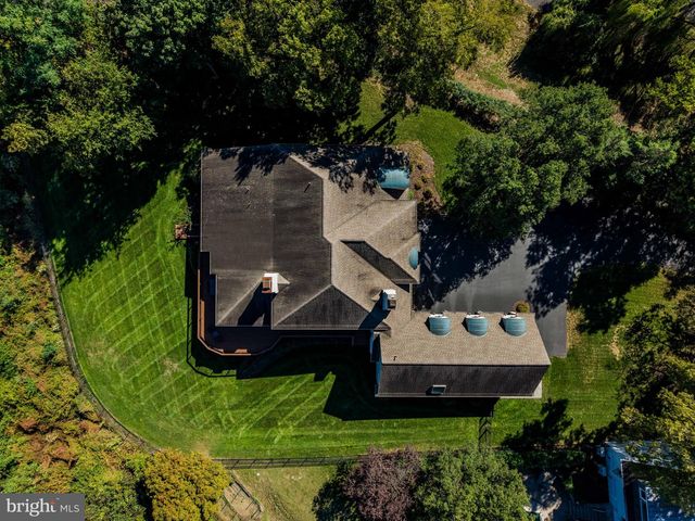 4 SENTRY POINT RD, Lemoyne, PA 17043