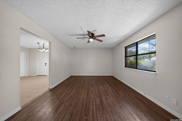 306 Meadow Dr, Marion, TX 78124