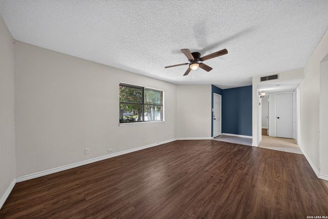 306 Meadow Dr, Marion, TX 78124