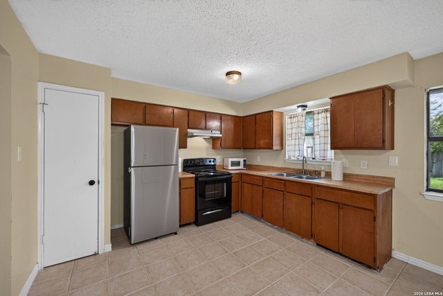 306 Meadow Dr, Marion, TX 78124