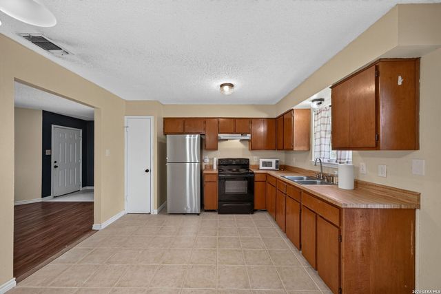 306 Meadow Dr, Marion, TX 78124