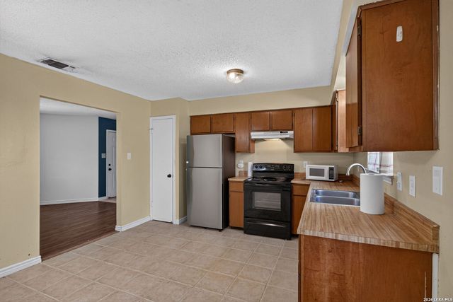 306 Meadow Dr, Marion, TX 78124