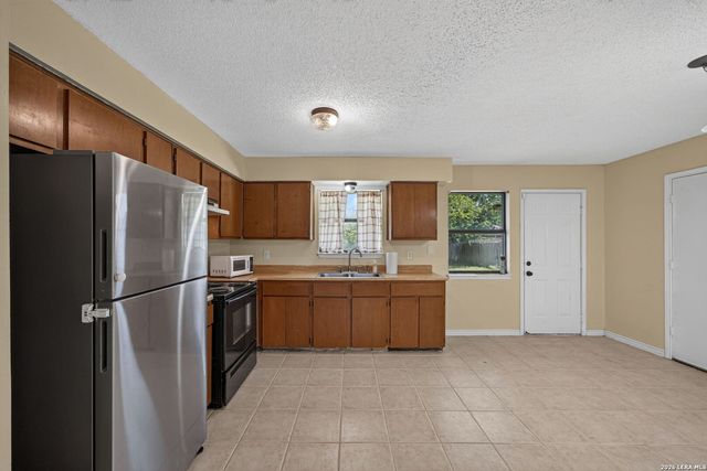 306 Meadow Dr, Marion, TX 78124