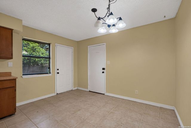 306 Meadow Dr, Marion, TX 78124
