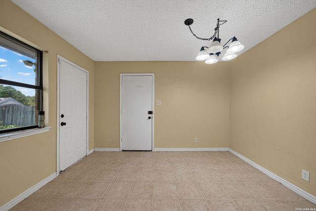 306 Meadow Dr, Marion, TX 78124