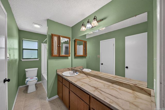 306 Meadow Dr, Marion, TX 78124