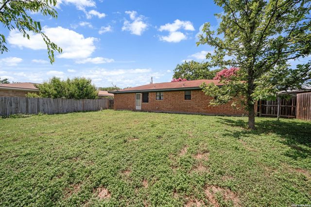 306 Meadow Dr, Marion, TX 78124