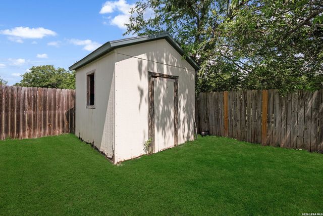306 Meadow Dr, Marion, TX 78124