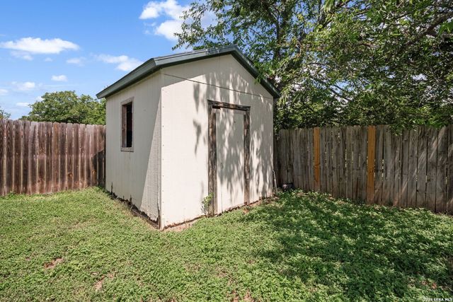 306 Meadow Dr, Marion, TX 78124