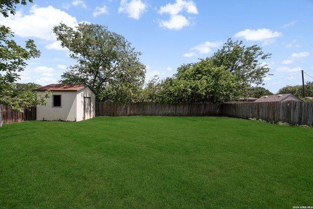 306 Meadow Dr, Marion, TX 78124