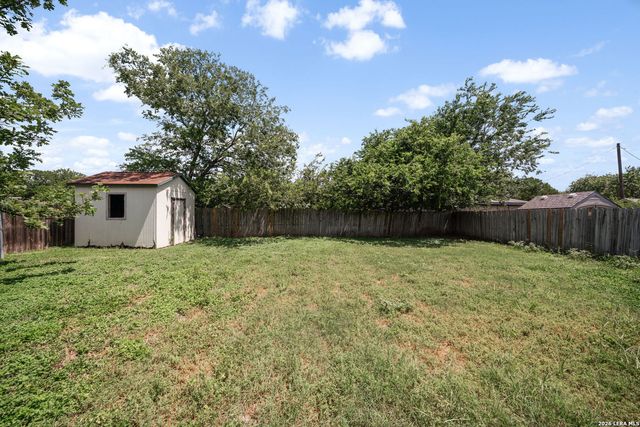 306 Meadow Dr, Marion, TX 78124