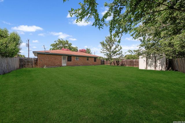 306 Meadow Dr, Marion, TX 78124