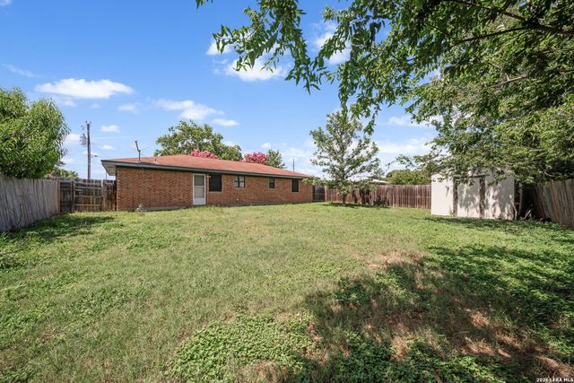 306 Meadow Dr, Marion, TX 78124