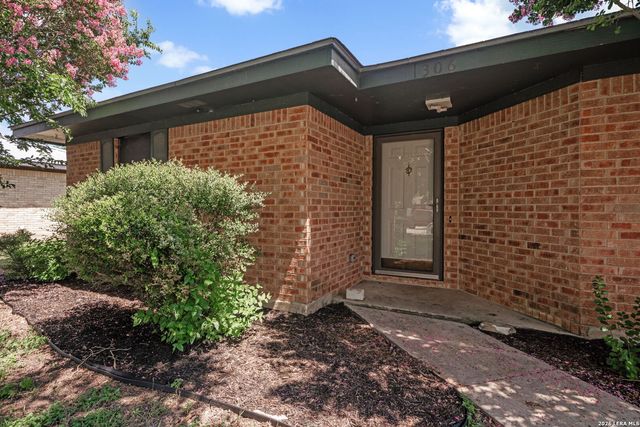 306 Meadow Dr, Marion, TX 78124