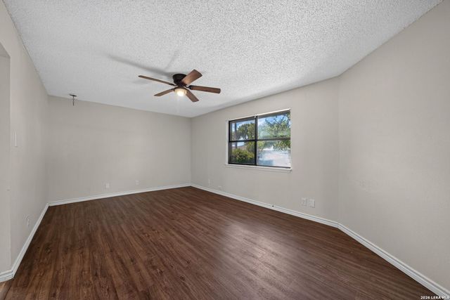 306 Meadow Dr, Marion, TX 78124