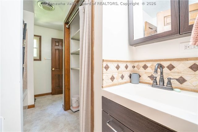 804 Evergreen Circle, Poca, WV 25159