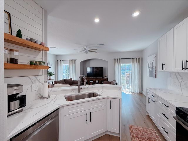 542 51ST AVENUE N, St Petersburg, FL 33703