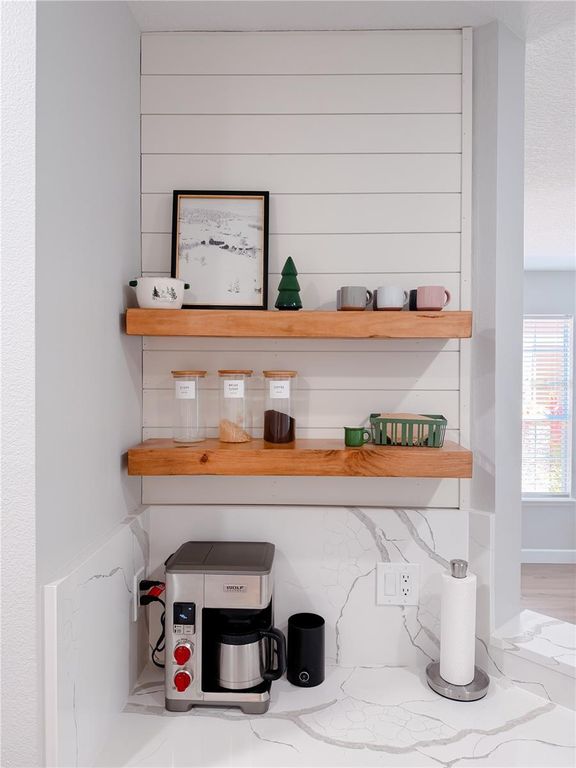 Image 14 of property listing at 542 51ST AVENUE N, St Petersburg, FL 33703