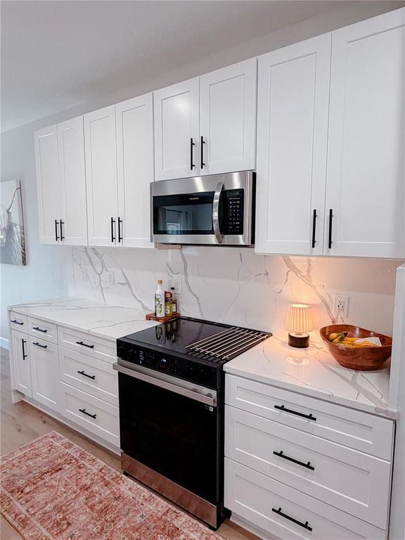 Image 16 of property listing at 542 51ST AVENUE N, St Petersburg, FL 33703