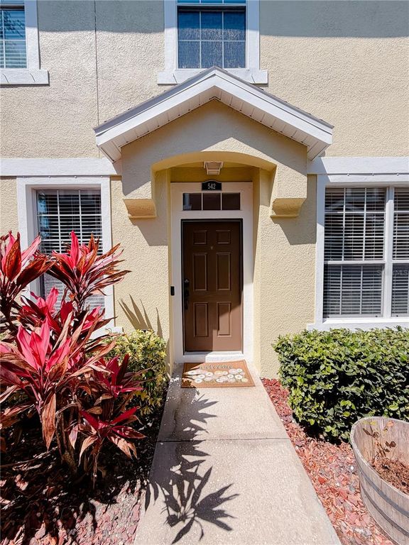 Image 3 of property listing at 542 51ST AVENUE N, St Petersburg, FL 33703