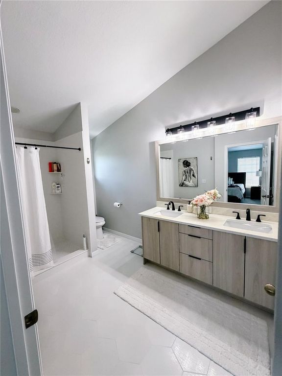 Image 22 of property listing at 542 51ST AVENUE N, St Petersburg, FL 33703