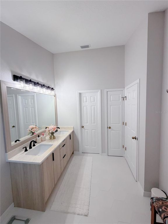 Image 23 of property listing at 542 51ST AVENUE N, St Petersburg, FL 33703