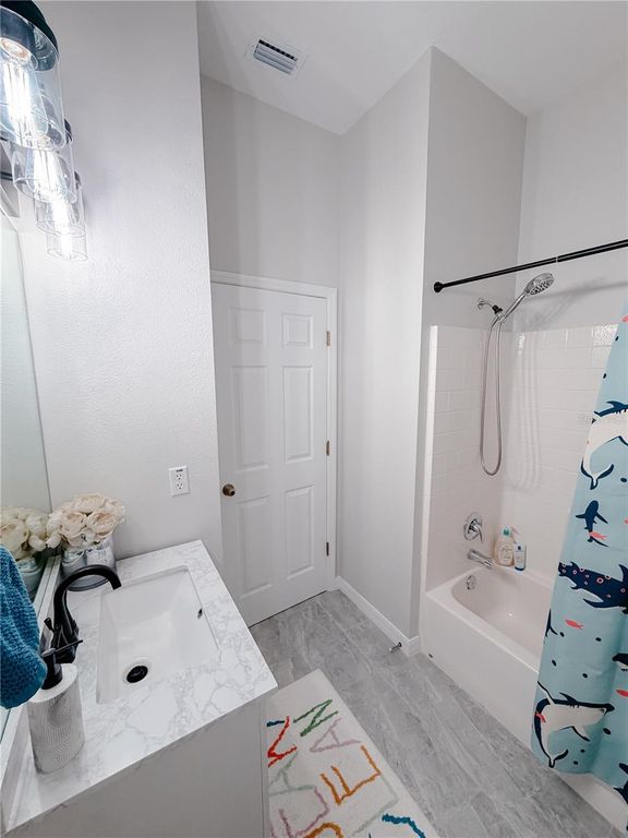 Image 28 of property listing at 542 51ST AVENUE N, St Petersburg, FL 33703