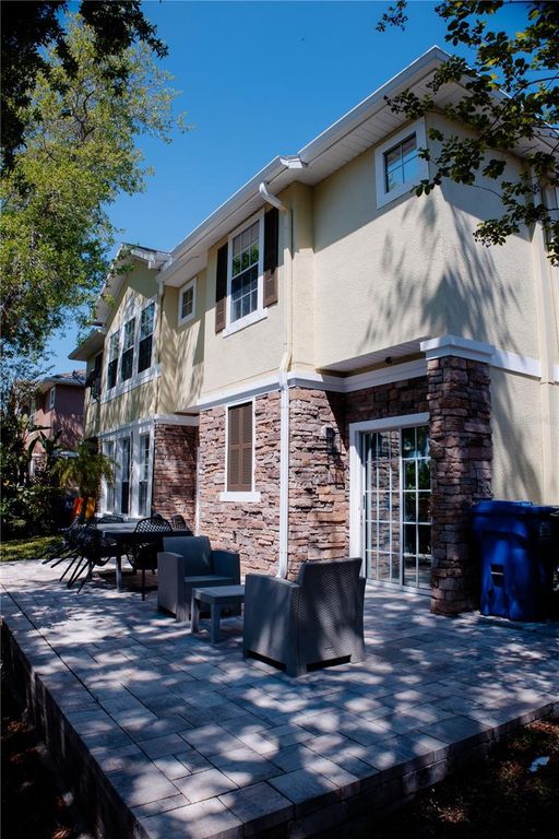 Image 31 of property listing at 542 51ST AVENUE N, St Petersburg, FL 33703