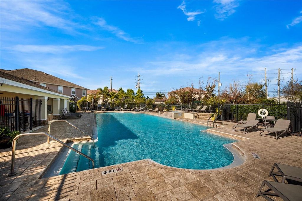 Image 34 of property listing at 542 51ST AVENUE N, St Petersburg, FL 33703