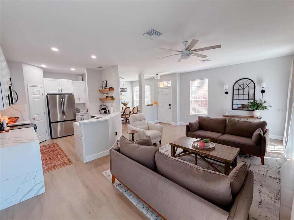 Image 5 of property listing at 542 51ST AVENUE N, St Petersburg, FL 33703