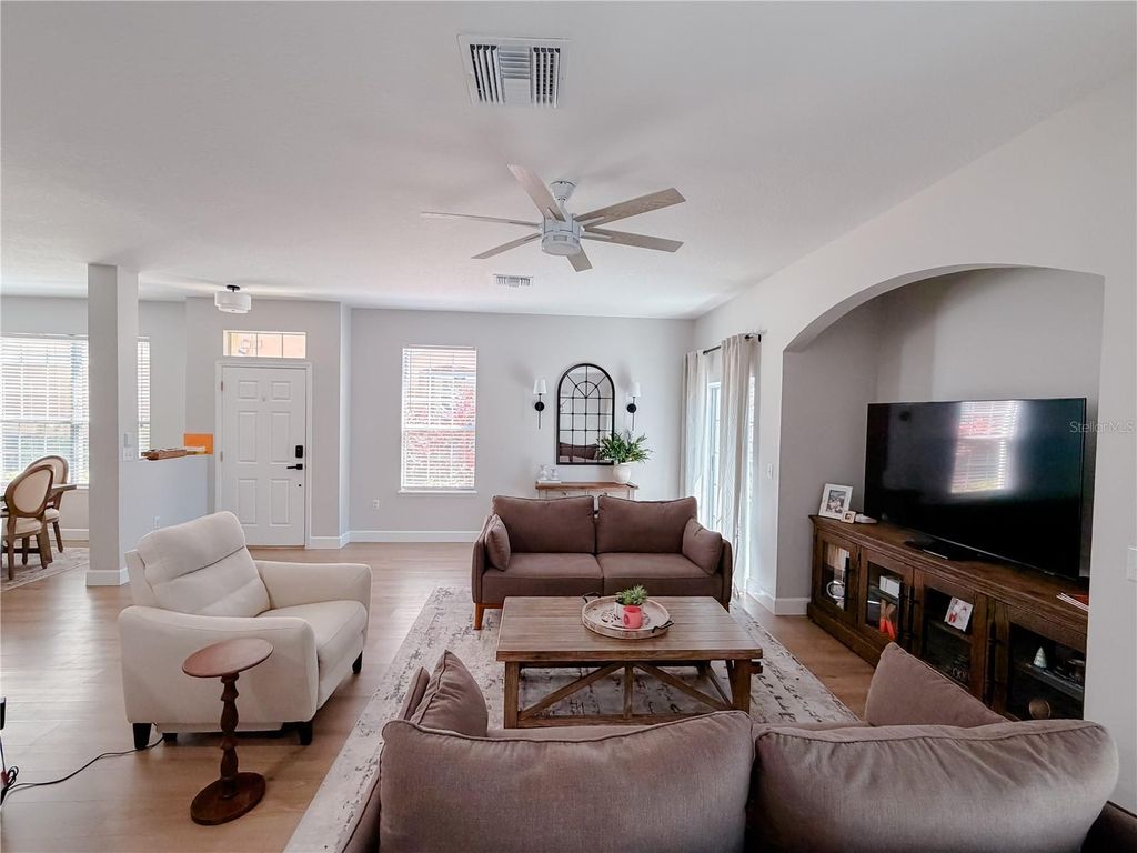 Image 7 of property listing at 542 51ST AVENUE N, St Petersburg, FL 33703