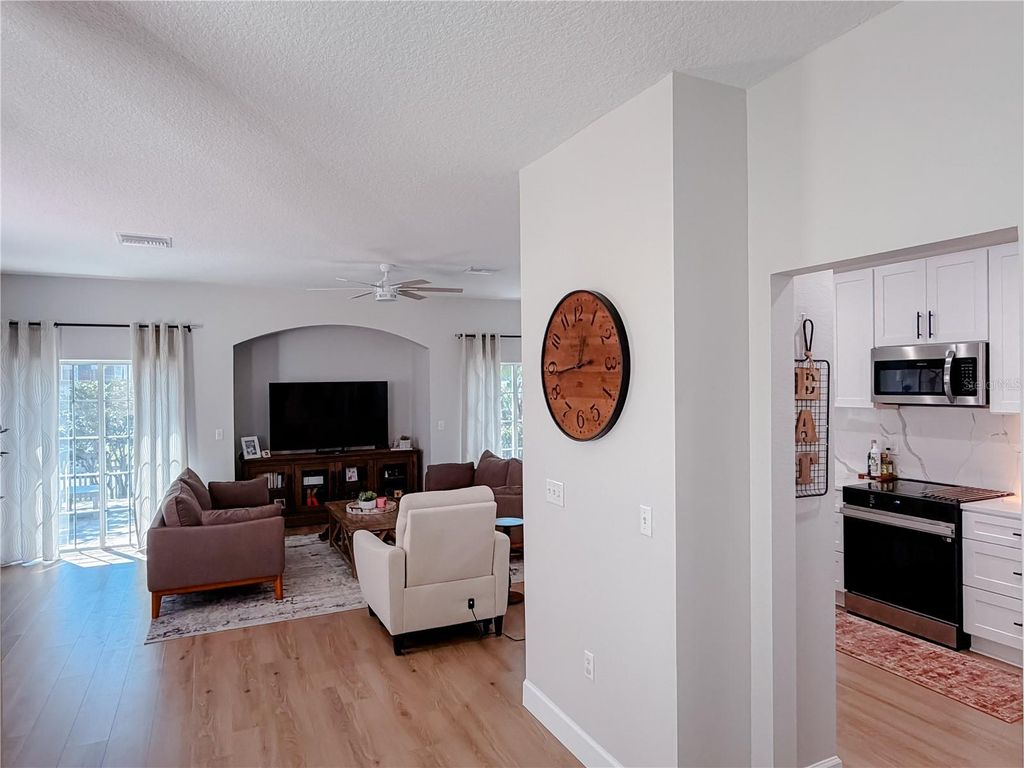 Image 9 of property listing at 542 51ST AVENUE N, St Petersburg, FL 33703