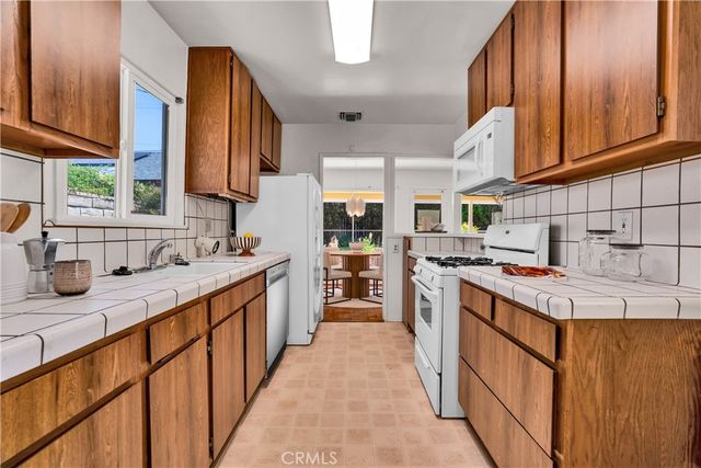 7862 Jellico Avenue, Northridge, CA 91325