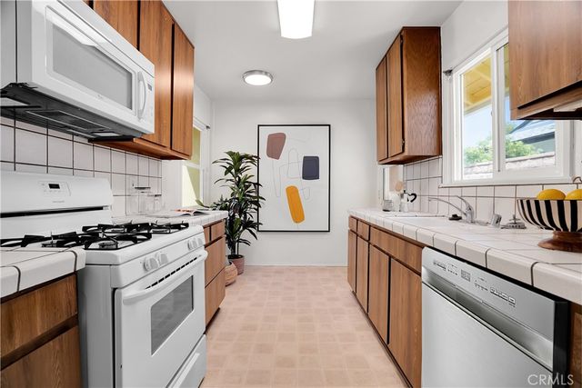 7862 Jellico Avenue, Northridge, CA 91325