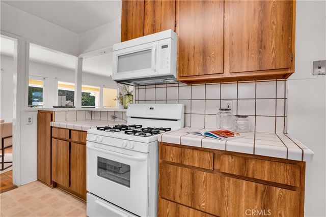 7862 Jellico Avenue, Northridge, CA 91325