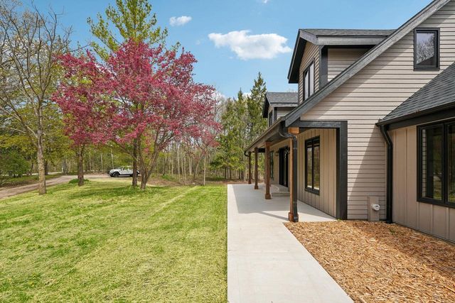 S64W35601 Piper ROAD, Eagle, WI 53119