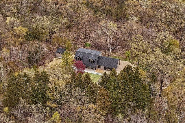 S64W35601 Piper ROAD, Eagle, WI 53119