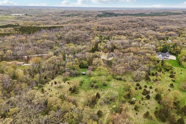 S64W35601 Piper ROAD, Eagle, WI 53119