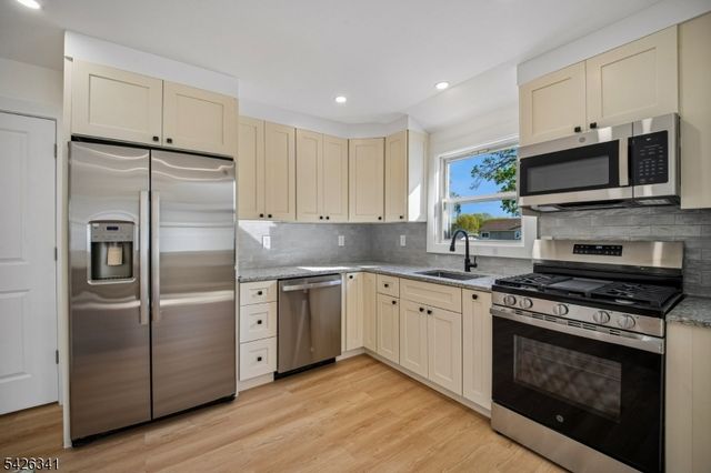 27 Mountainview Dr, Clifton City, NJ 07013